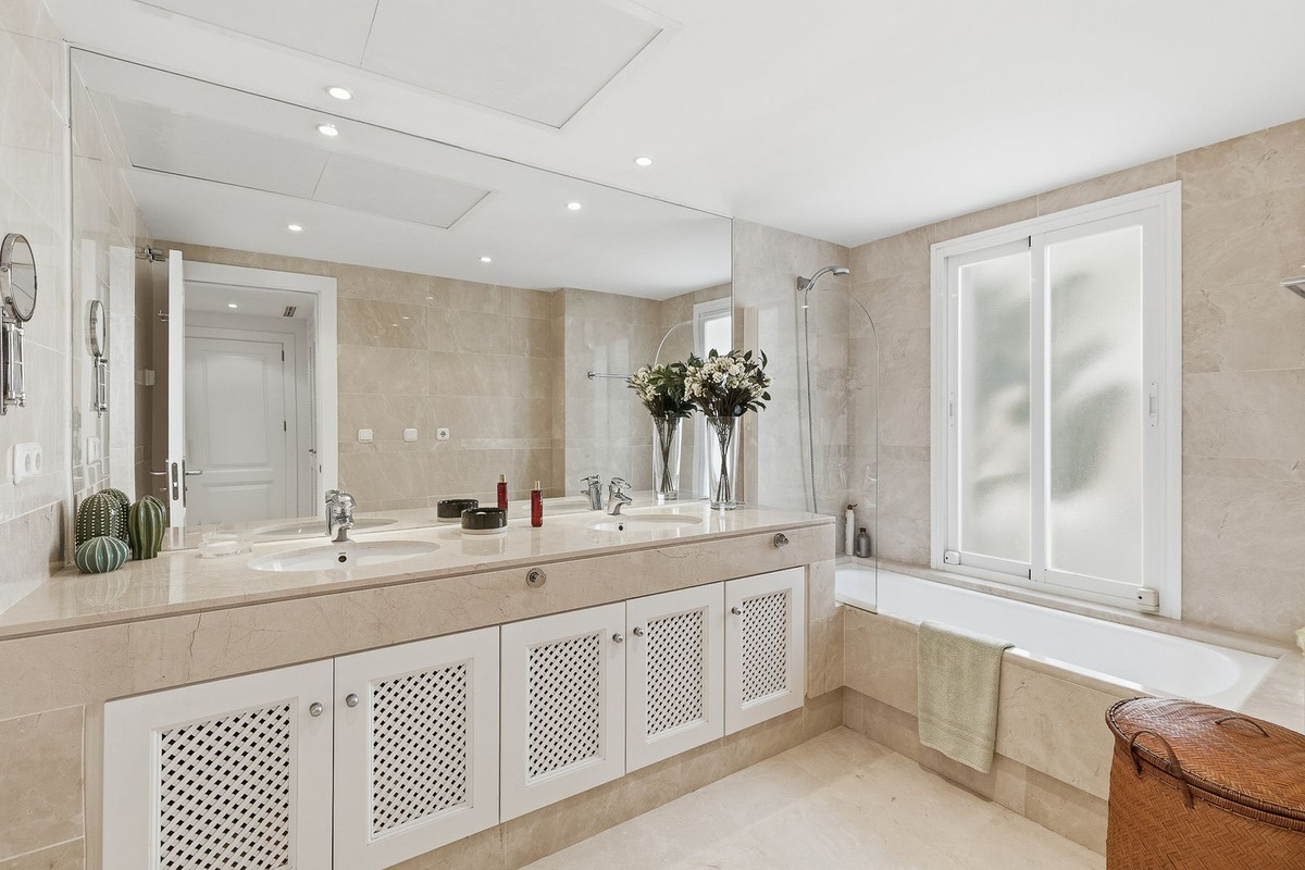 3 Bedroom Apartment for Sale in Nueva Andalucía — 3