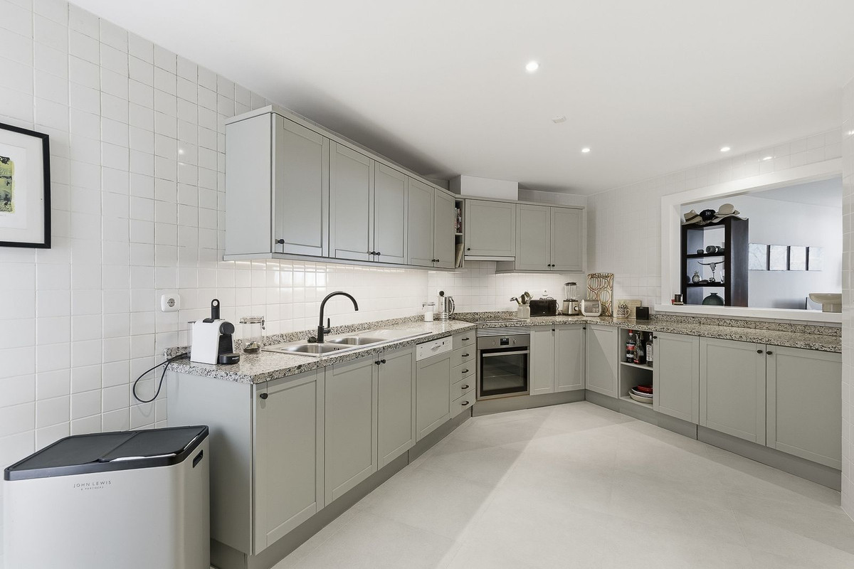3 Bedroom Apartment for Sale in Nueva Andalucía — 5