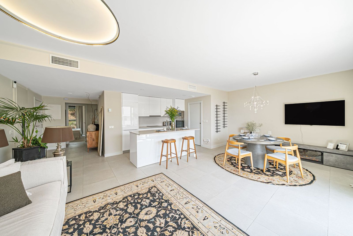 3 Bedroom Apartment for Sale in Estepona — 2