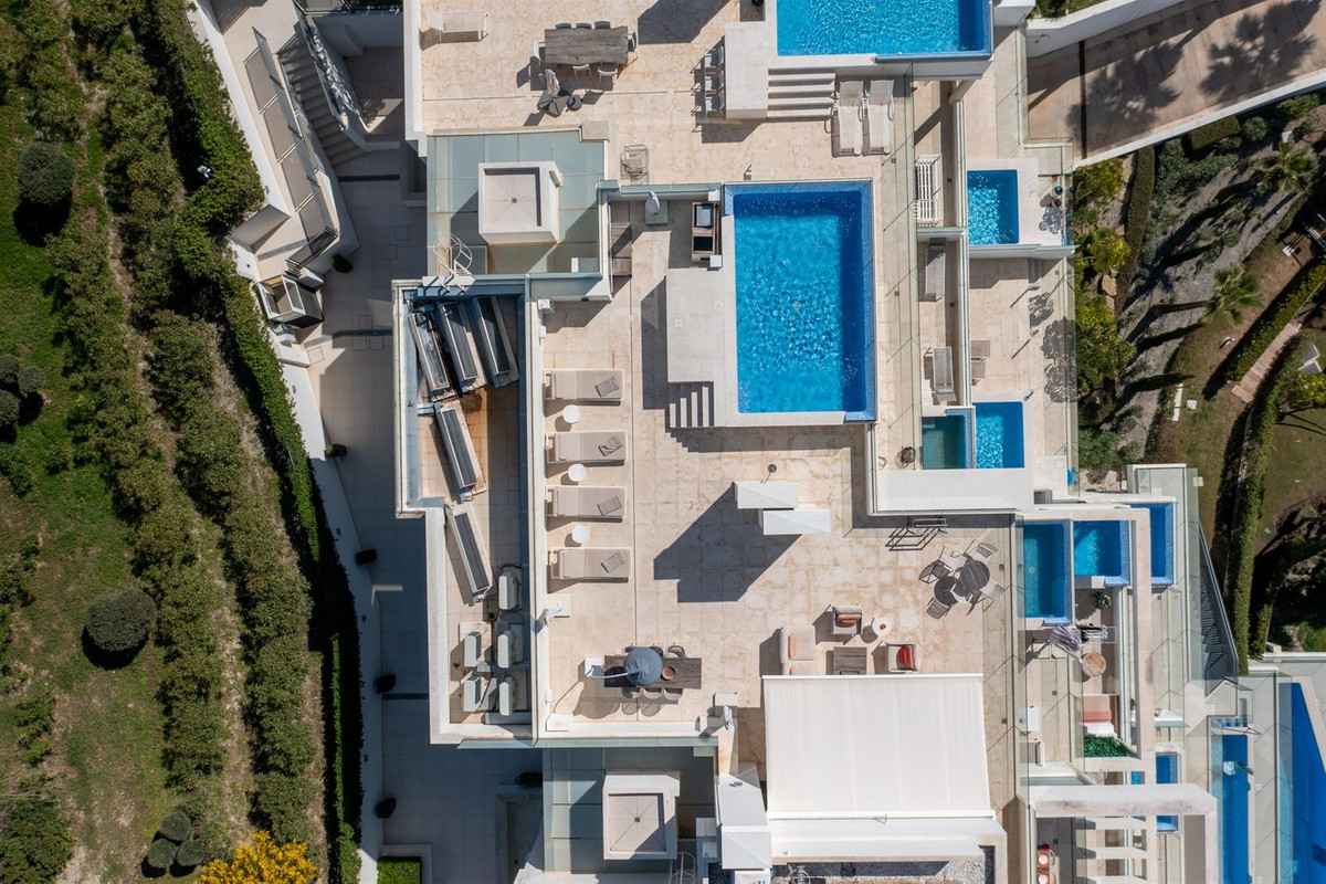 3 Bedroom Apartment for Sale in Nueva Andalucía — 2