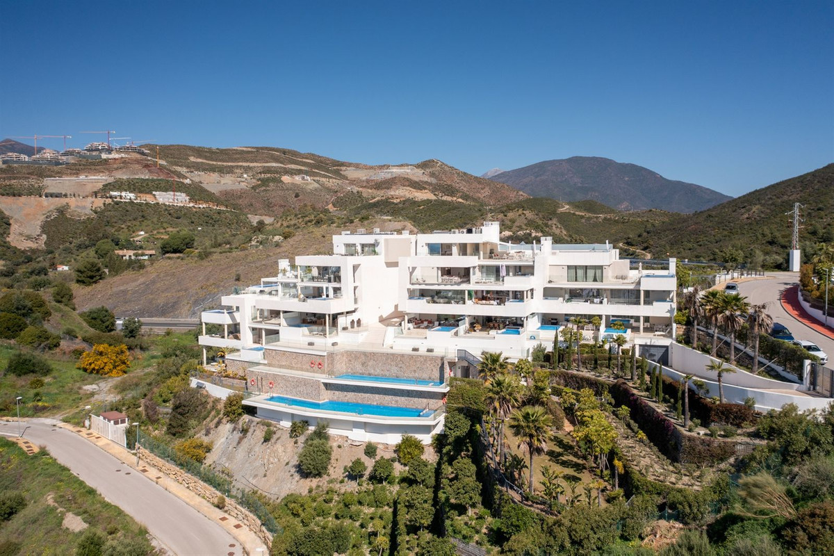 3 Bedroom Apartment for Sale in Nueva Andalucía — 3
