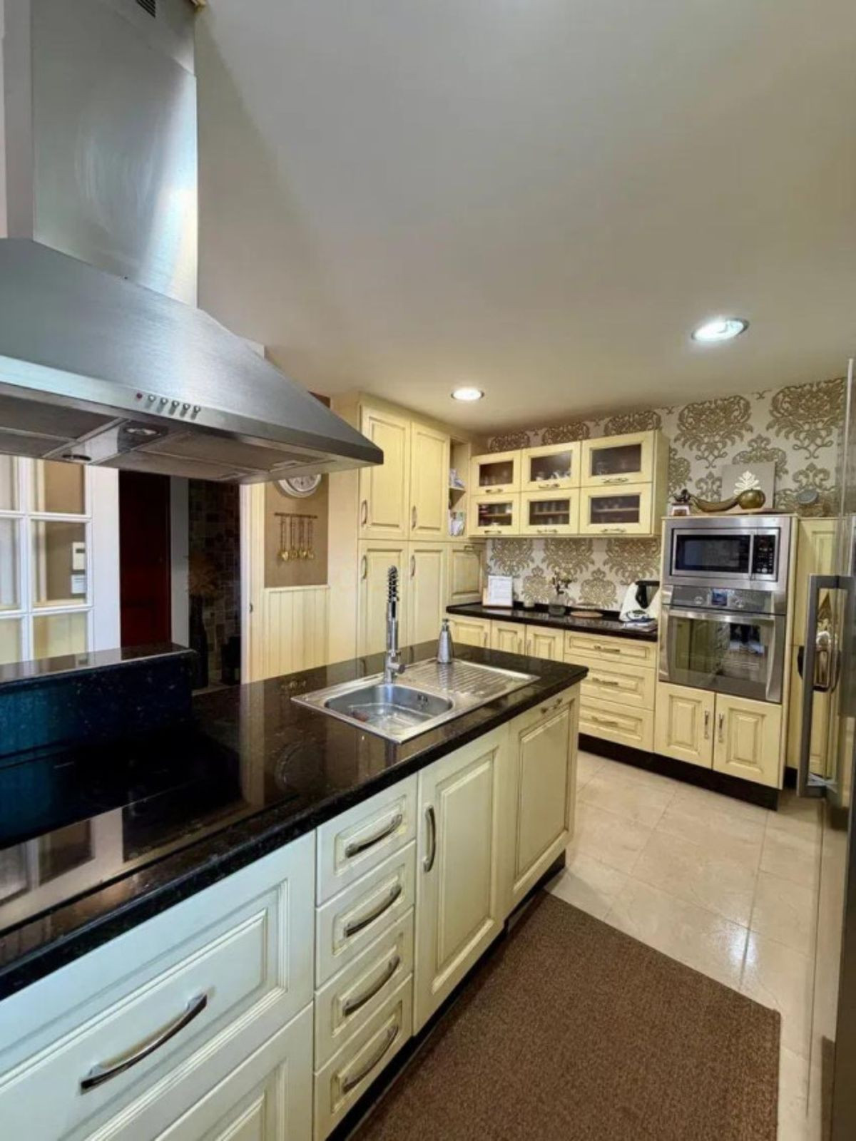 4 Bedroom Apartment for Sale in Estepona — 4