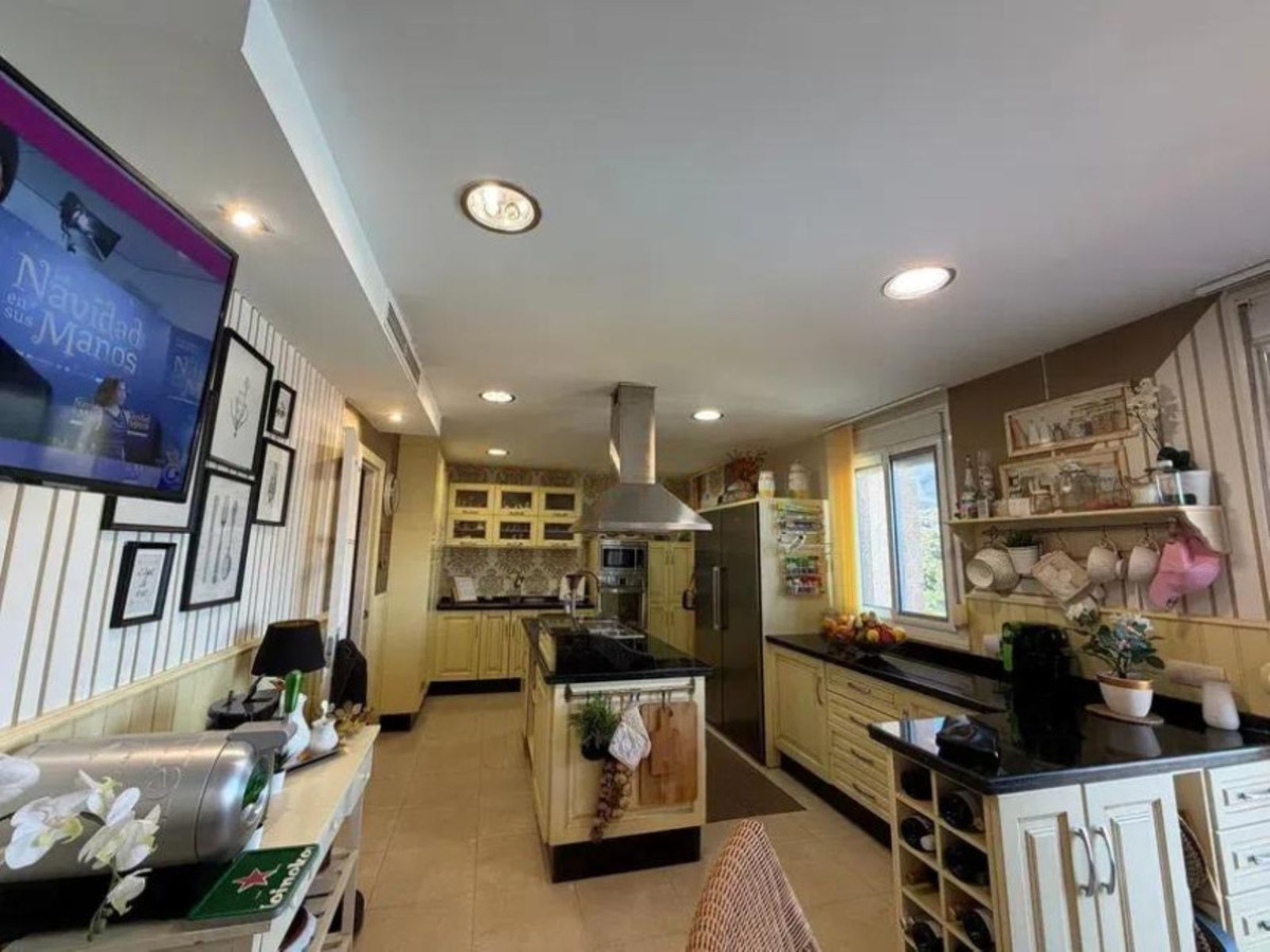 4 Bedroom Apartment for Sale in Estepona — 8