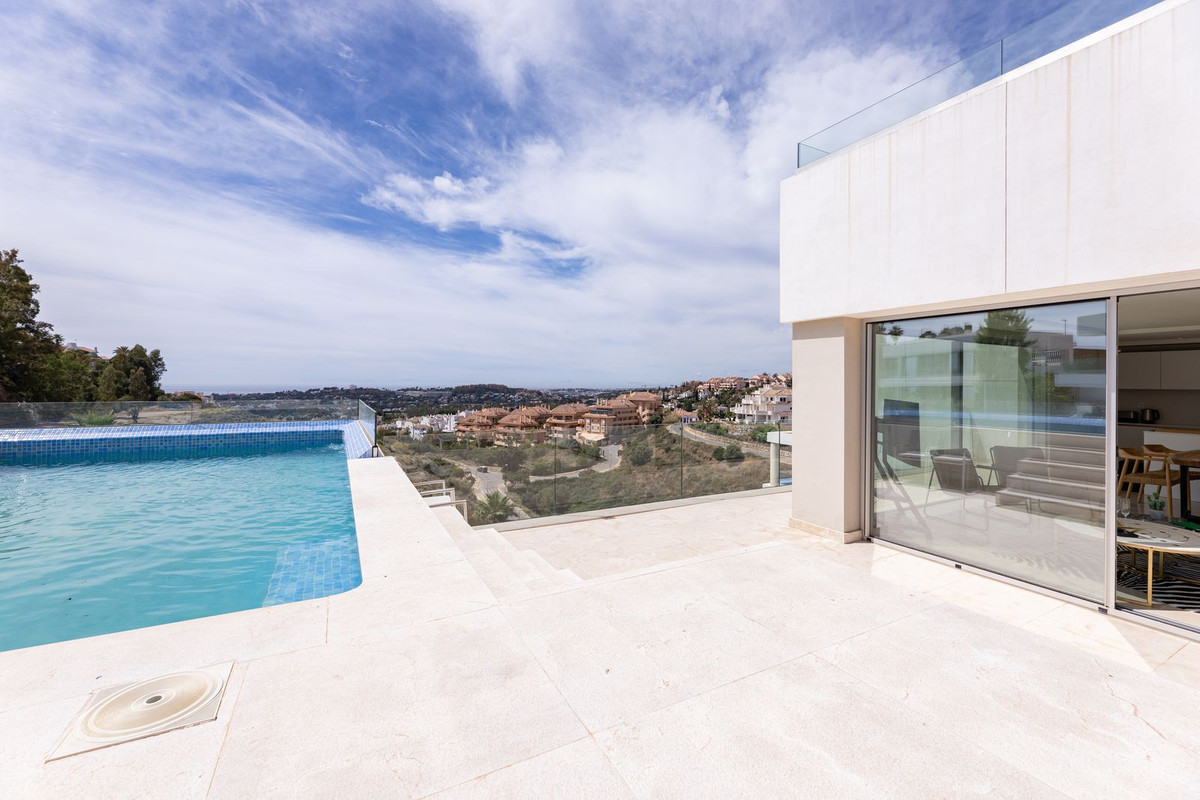 2 Bedroom Apartment for Sale in Nueva Andalucía — 2