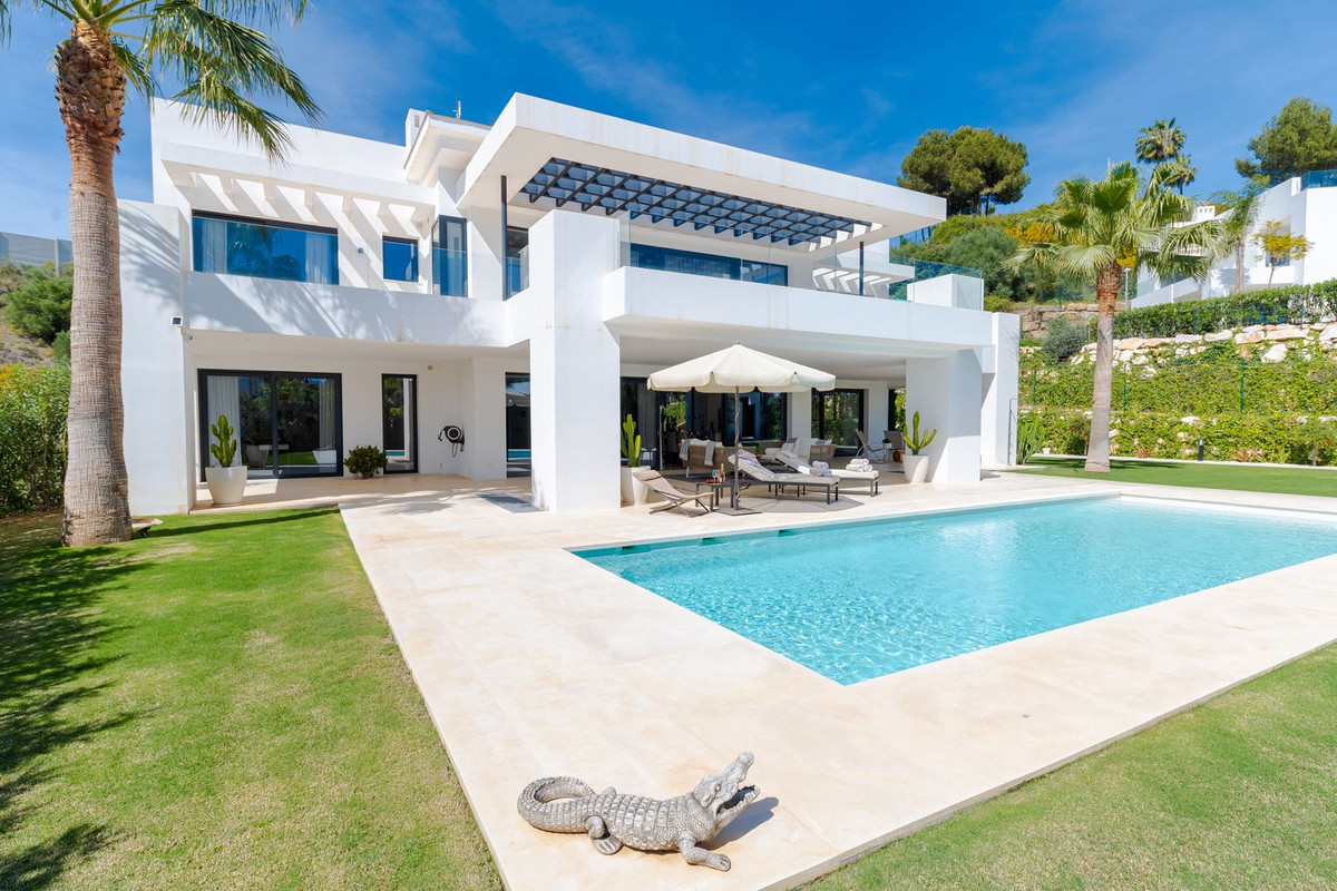 6 Bedroom Villa for Sale in Nueva Andalucía