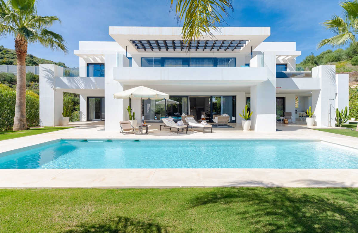 6 Bedroom Villa for Sale in Nueva Andalucía — 2