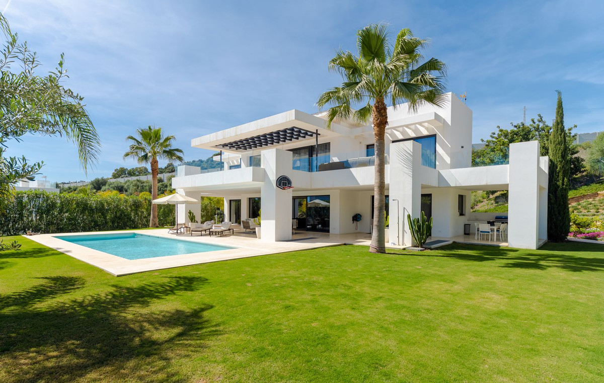 6 Bedroom Villa for Sale in Nueva Andalucía — 3