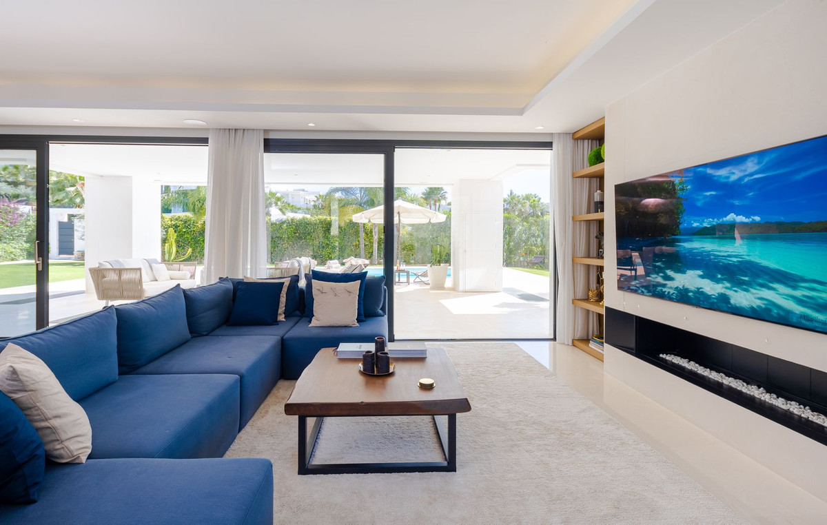 6 Bedroom Villa for Sale in Nueva Andalucía — 6