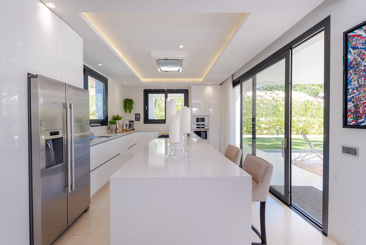 6 Bedroom Villa for Sale in Nueva Andalucía — 8