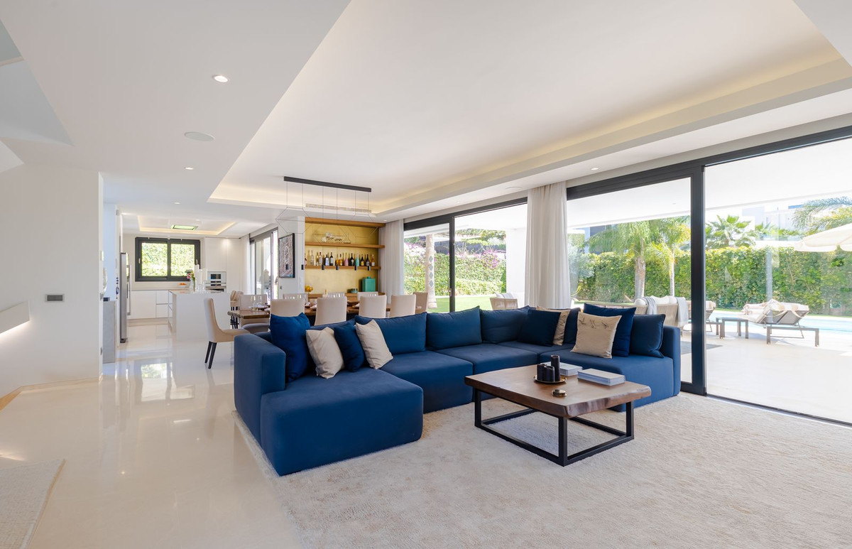 6 Bedroom Villa for Sale in Nueva Andalucía — view 10