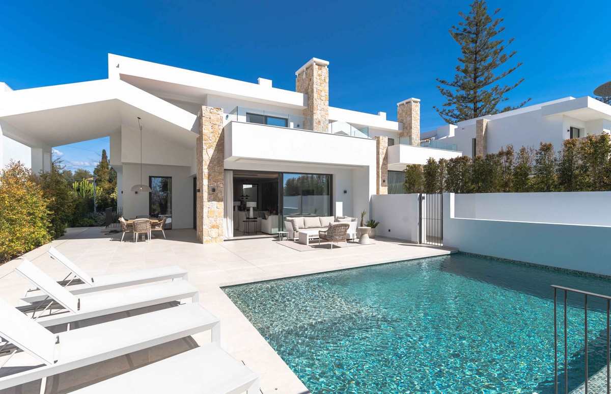 5 Bedroom Villa for Sale in San Pedro de Alcántara