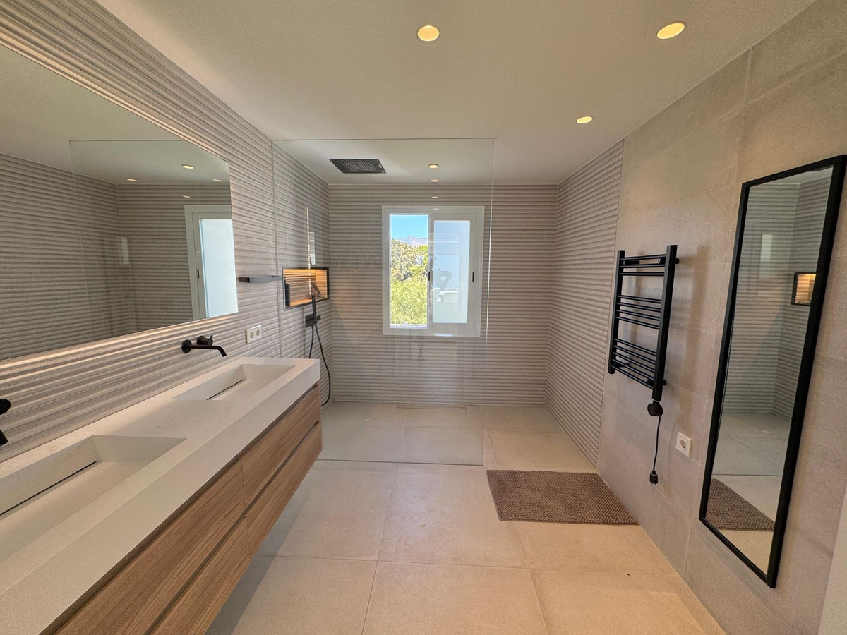 3 Bedroom Apartment for Sale in Estepona — view 16