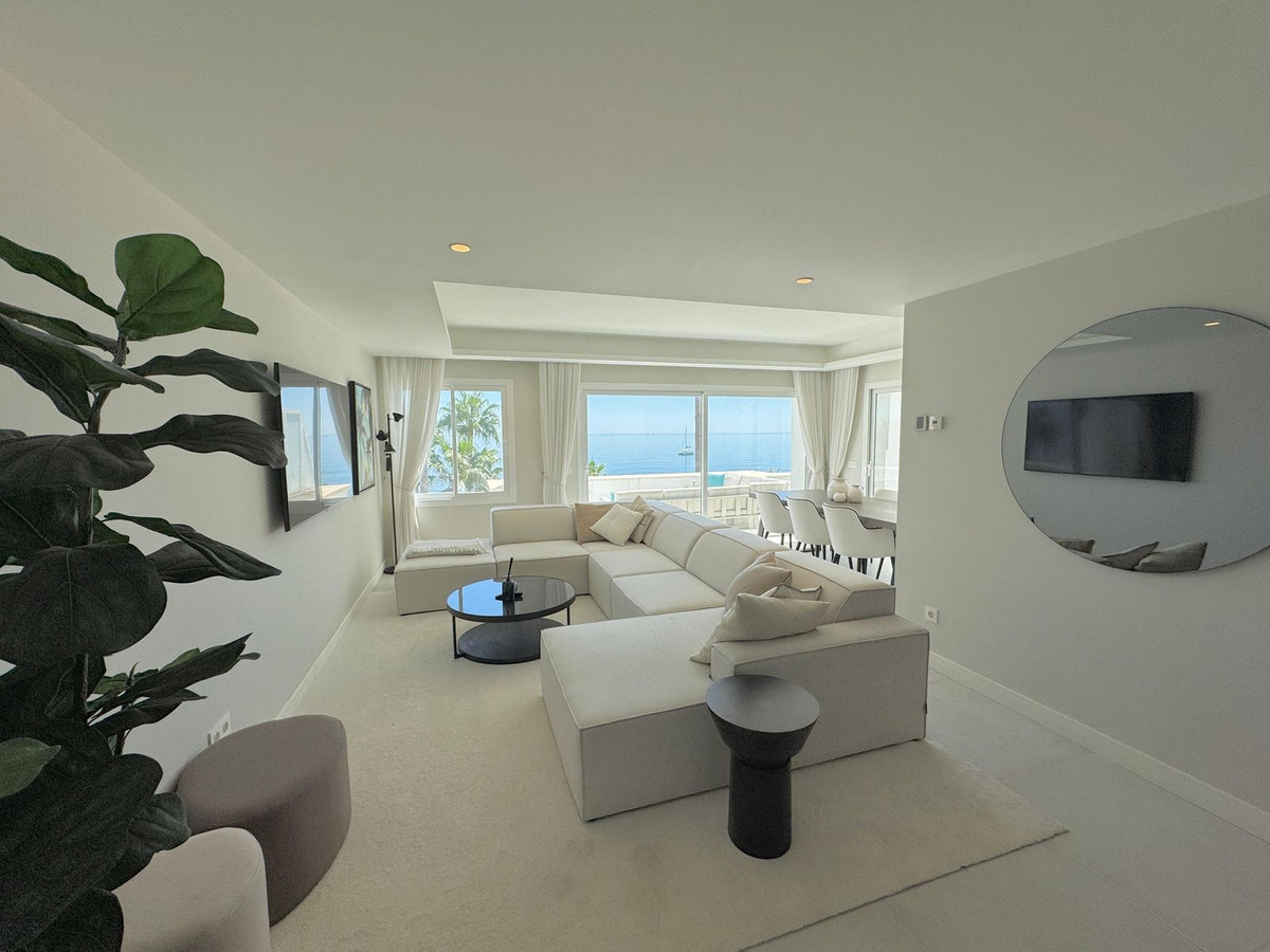 3 Bedroom Apartment for Sale in Estepona — 6