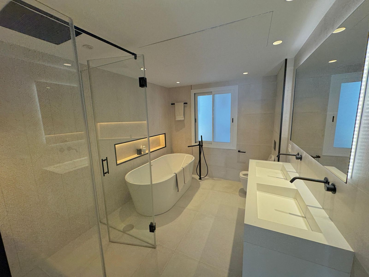 3 Bedroom Apartment for Sale in Estepona — view 10