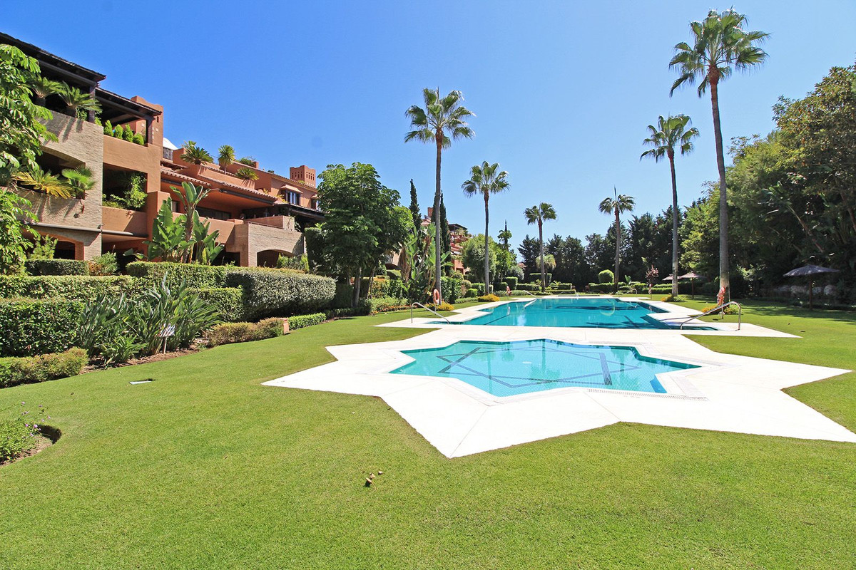 2 Bedroom Apartment for Sale in Guadalmina Baja