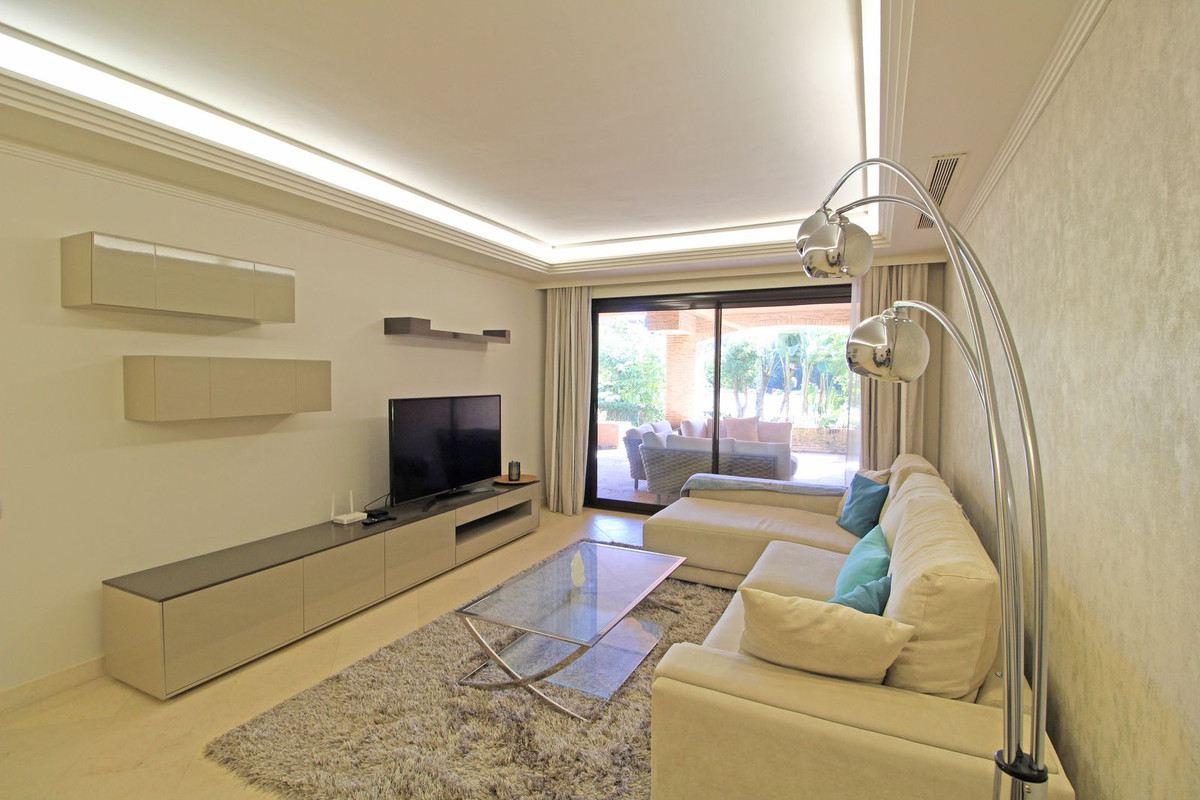 2 Bedroom Apartment for Sale in Guadalmina Baja — 3
