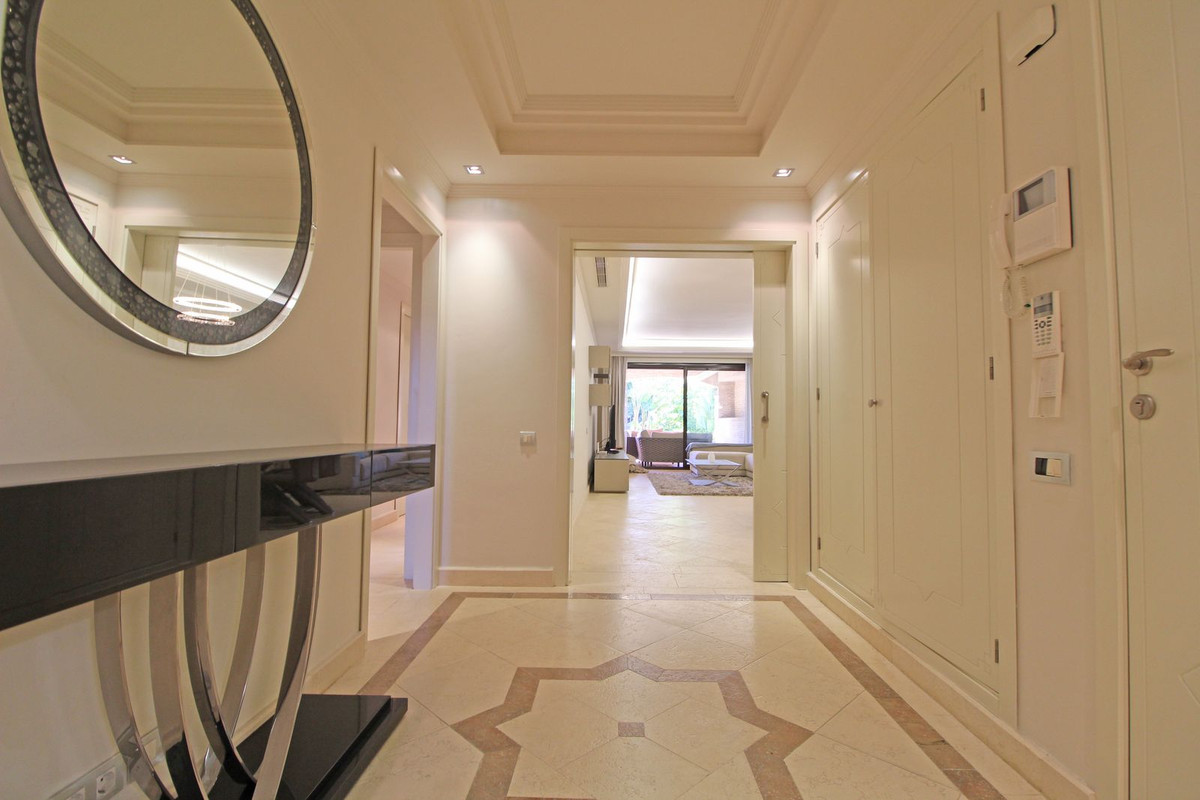 2 Bedroom Apartment for Sale in Guadalmina Baja — 6