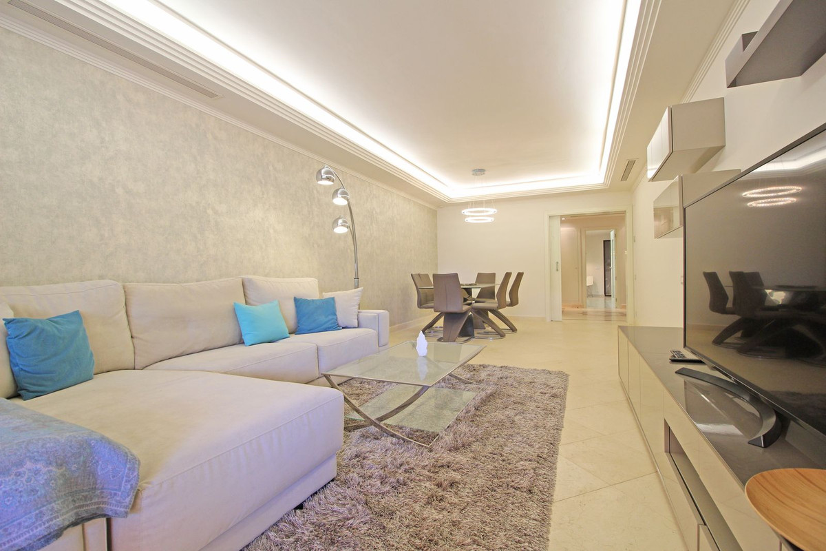 2 Bedroom Apartment for Sale in Guadalmina Baja — 7