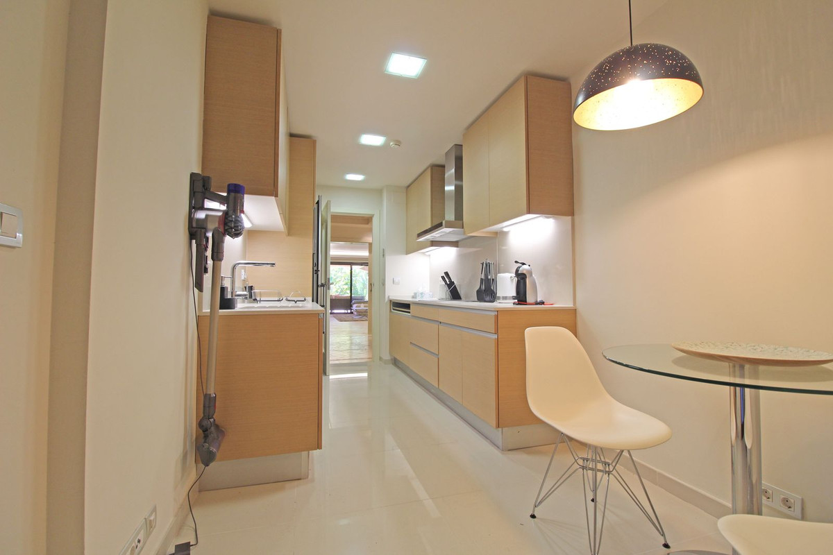 2 Bedroom Apartment for Sale in Guadalmina Baja — 8