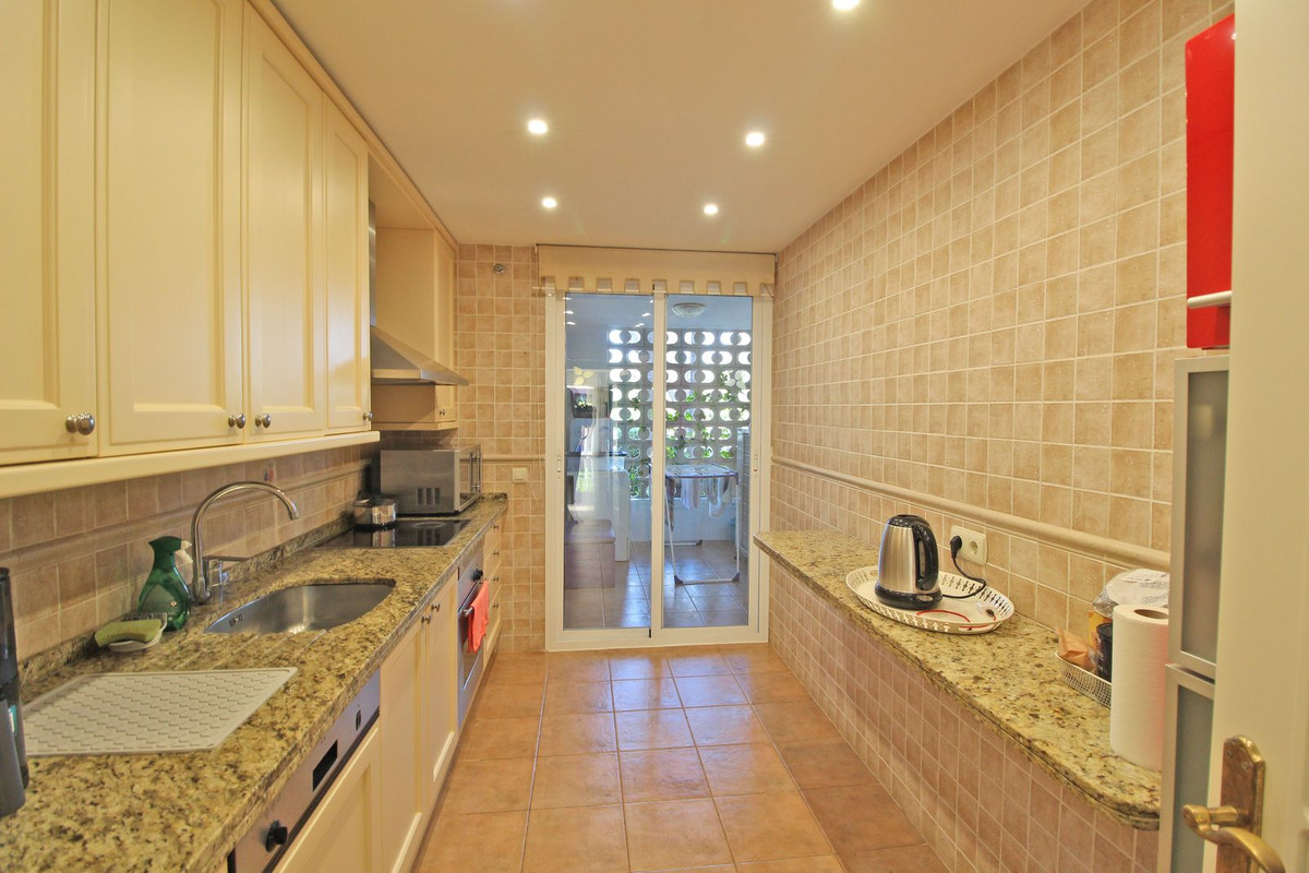 2 Bedroom Apartment for Sale in Puerto Banús — 7