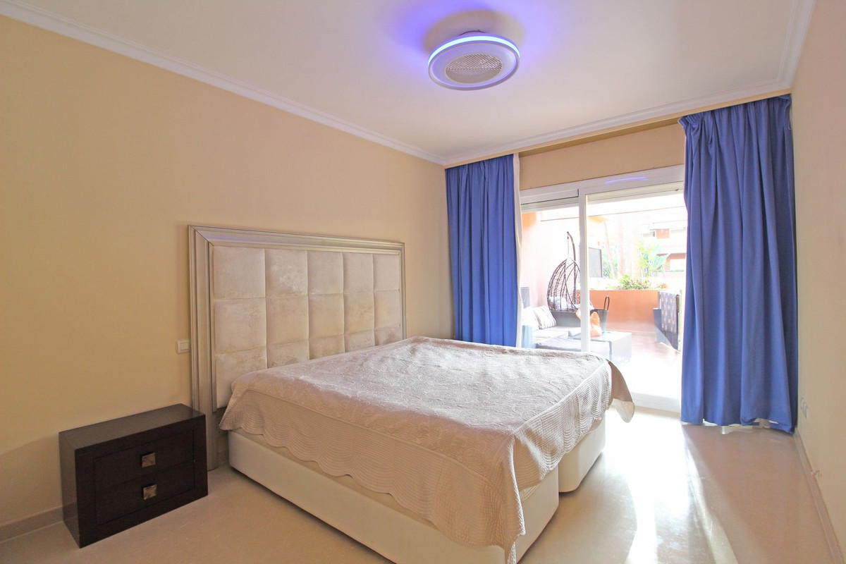 2 Bedroom Apartment for Sale in Puerto Banús — view 10