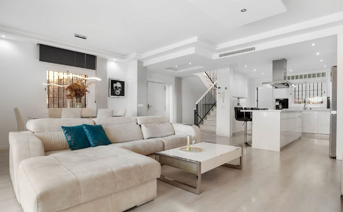 6 Bedroom Villa for Sale in Marbella — 6