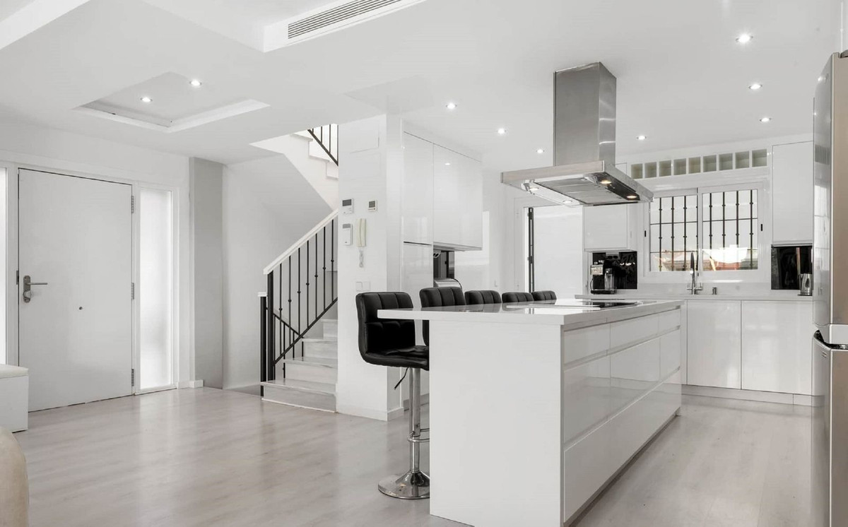 6 Bedroom Villa for Sale in Marbella — 7