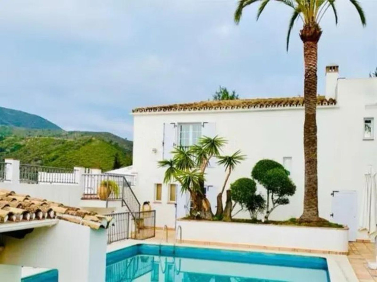 8 Bedroom Villa for Sale in Benahavís