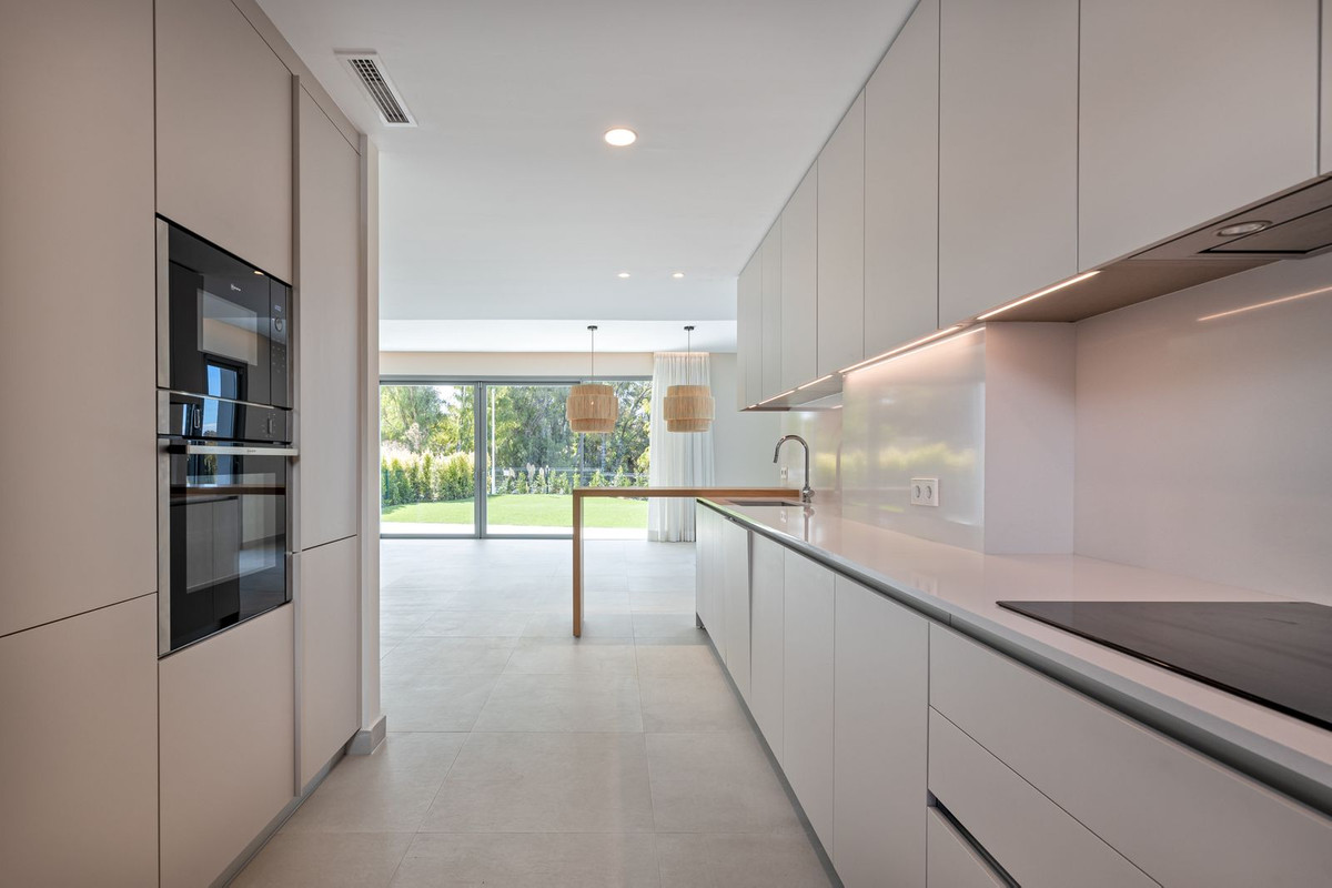 4 Bedroom Villa for Sale in San Pedro de Alcántara — 4