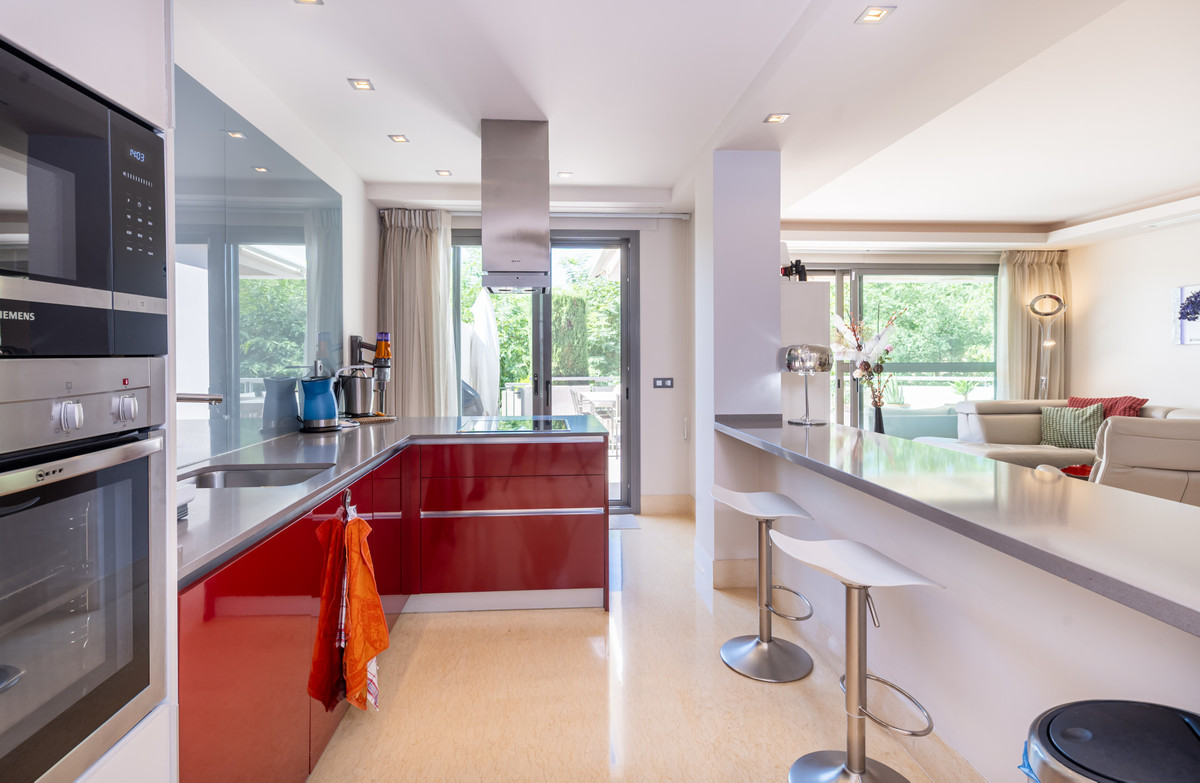 3 Bedroom Apartment for Sale in Benahavís — view 10