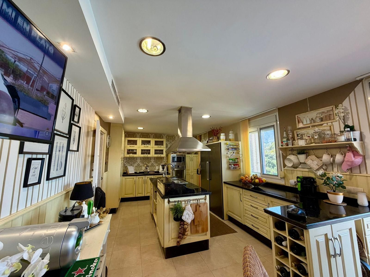 4 Bedroom Apartment for Sale in Estepona — 7