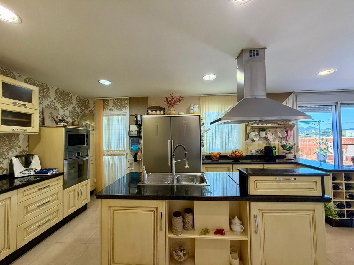 4 Bedroom Apartment for Sale in Estepona — 8