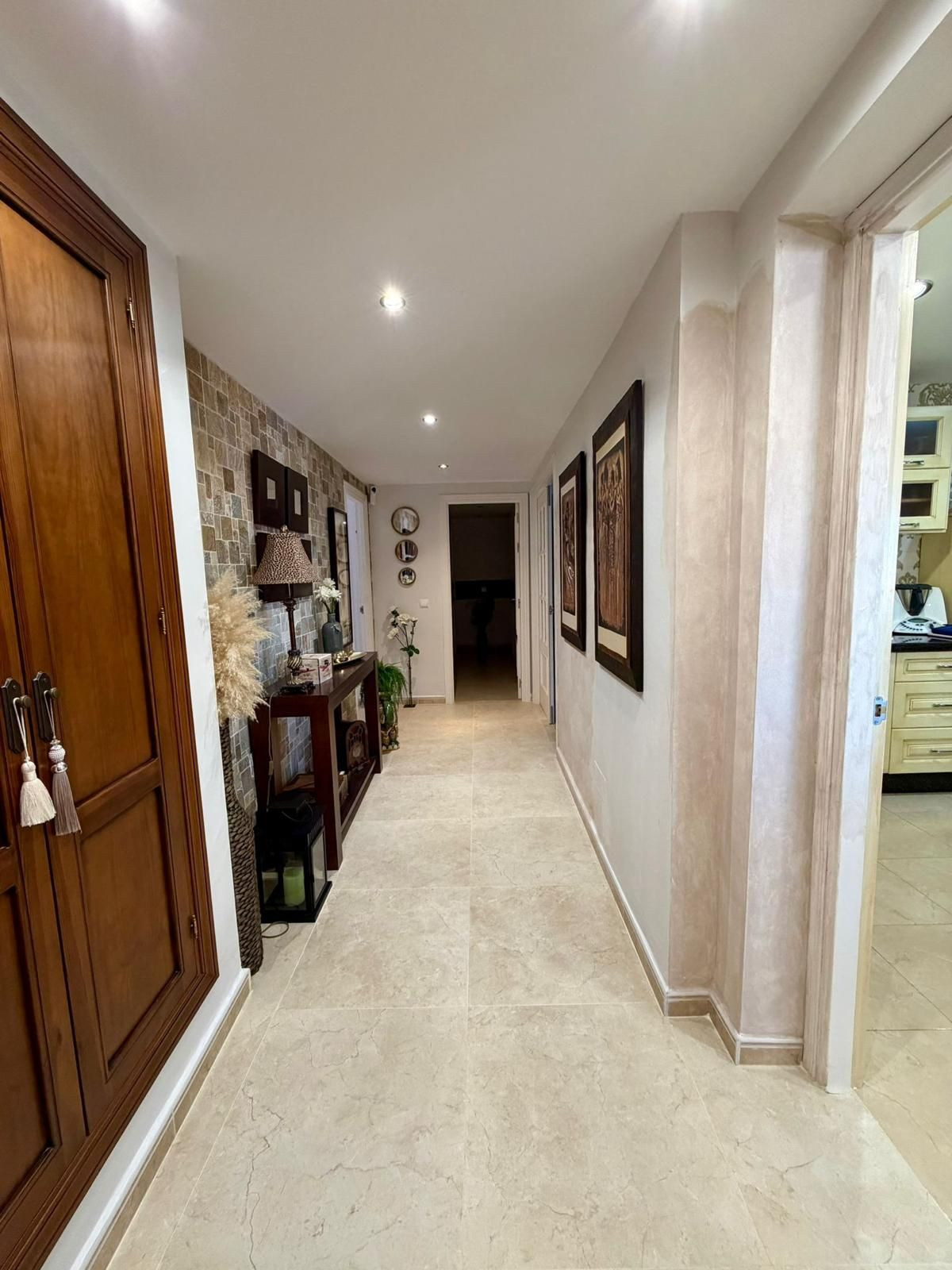 4 Bedroom Apartment for Sale in Estepona — view 10