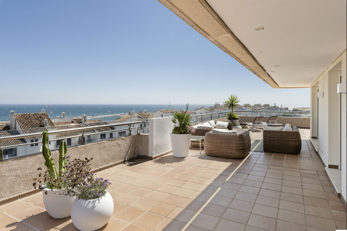 3 Bedroom Apartment for Sale in Puerto Banús — 2