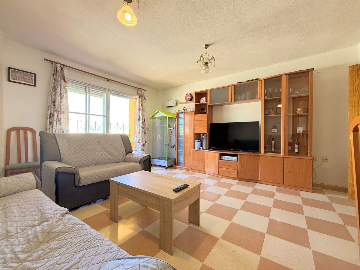 4 Bedroom Apartment for Sale in Estepona — 4