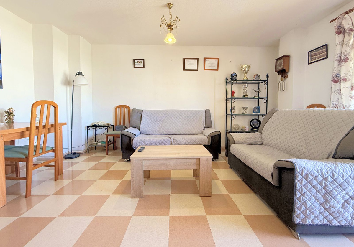 4 Bedroom Apartment for Sale in Estepona — 6