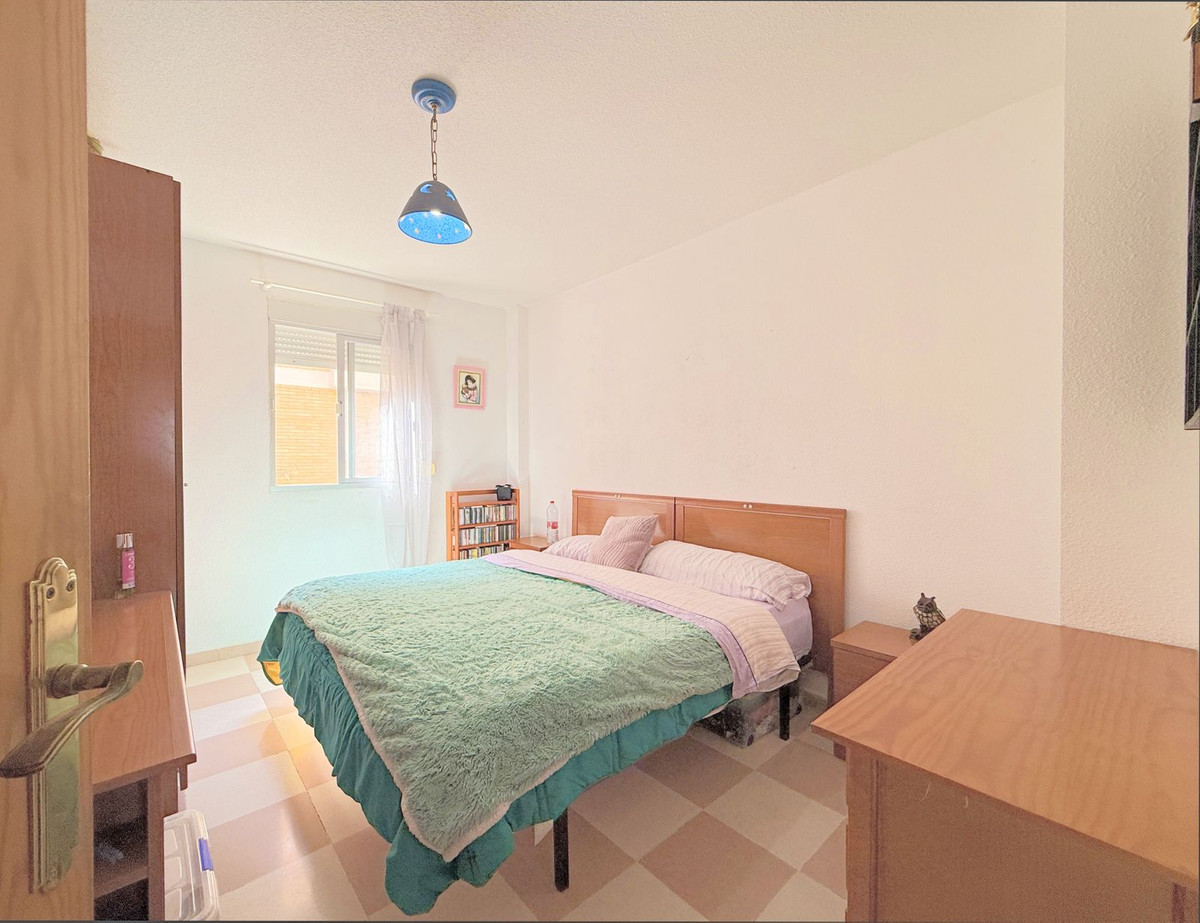 4 Bedroom Apartment for Sale in Estepona — view 10