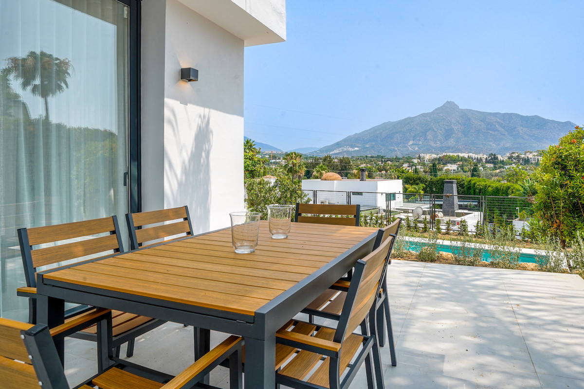 5 Bedroom Villa for Sale in Nueva Andalucía — 2
