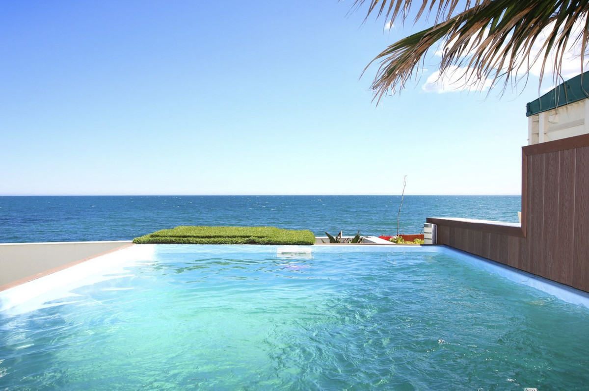 4 Bedroom Apartment for Sale in Estepona