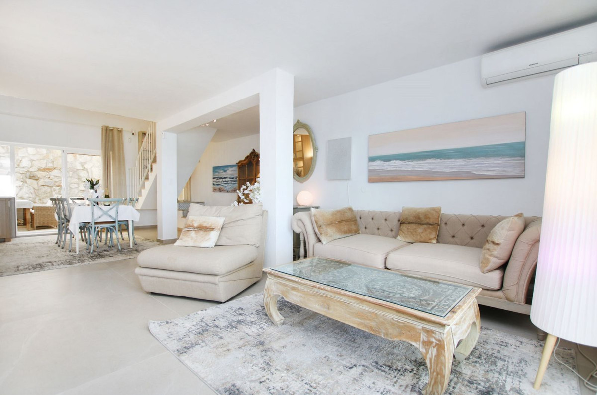 4 Bedroom Apartment for Sale in Estepona — 4