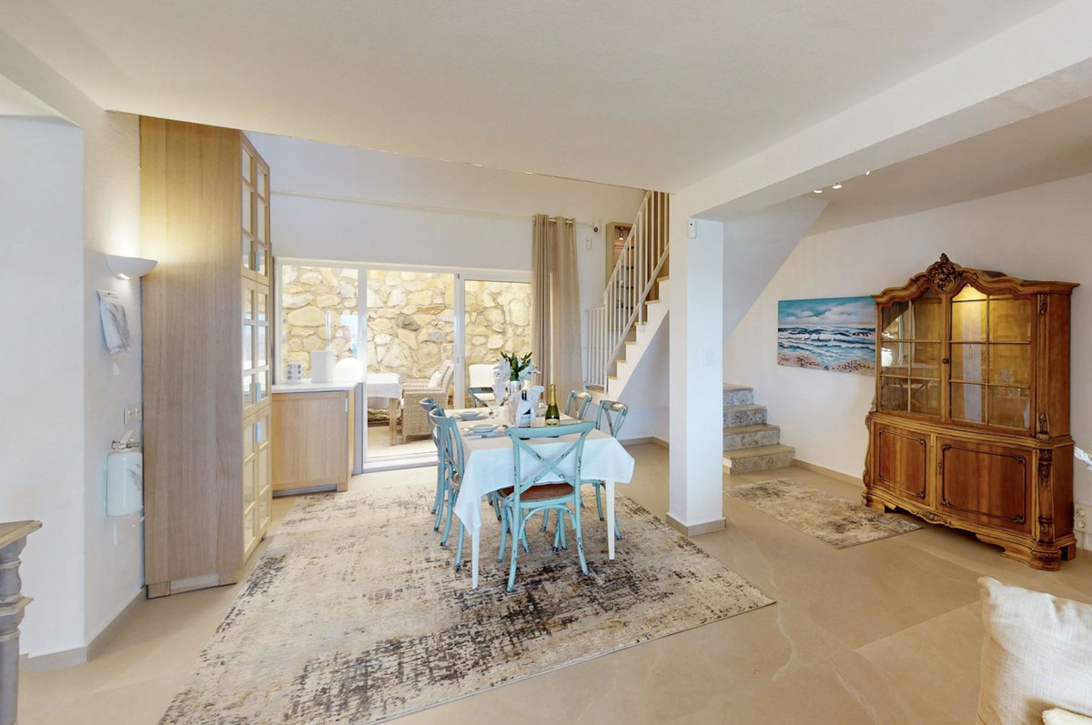 4 Bedroom Apartment for Sale in Estepona — 6