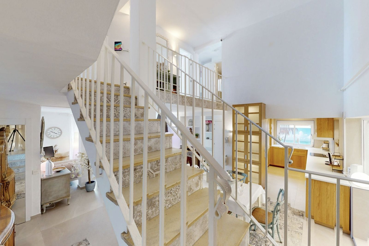 4 Bedroom Apartment for Sale in Estepona — view 10