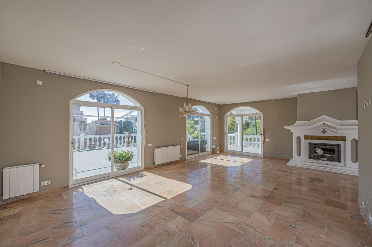4 Bedroom Villa for Sale in El Paraiso — 2