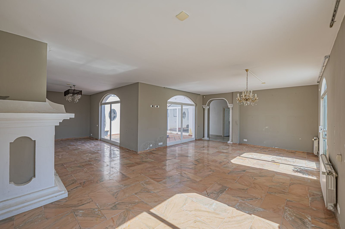 4 Bedroom Villa for Sale in El Paraiso — 6