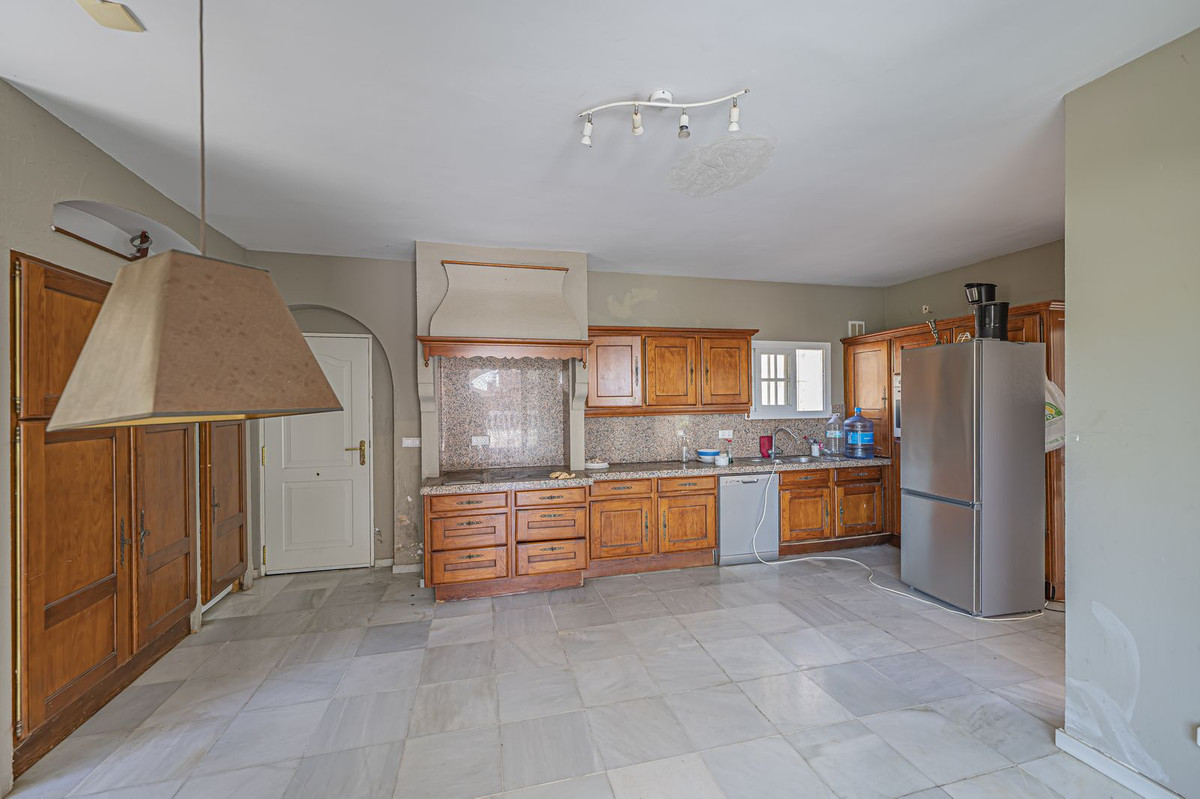 4 Bedroom Villa for Sale in El Paraiso — 7