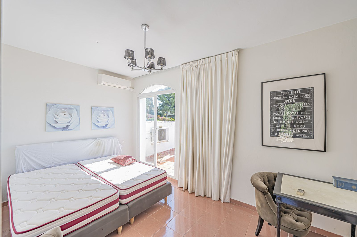 4 Bedroom Villa for Sale in El Paraiso — 8