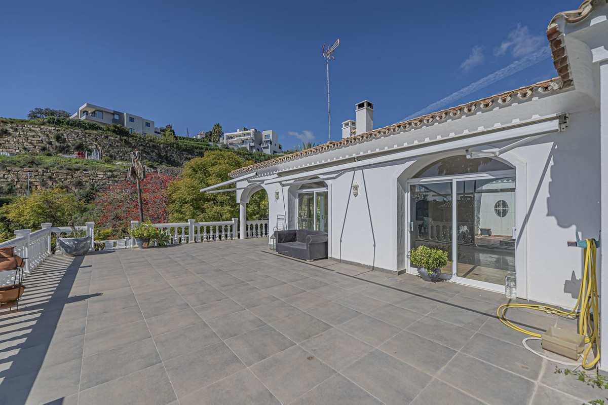 4 Bedroom Villa for Sale in El Paraiso — 9