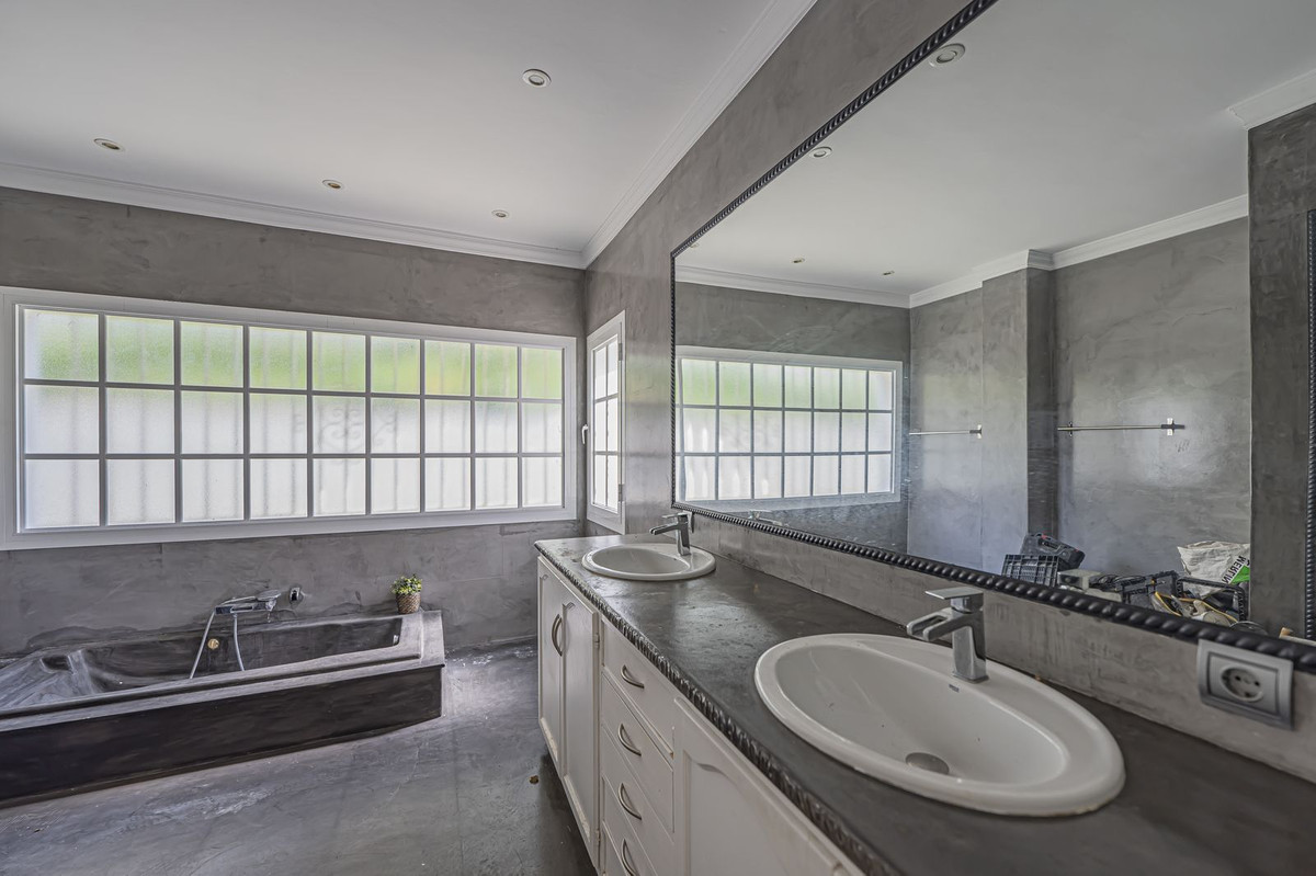 4 Bedroom Villa for Sale in El Paraiso — view 10