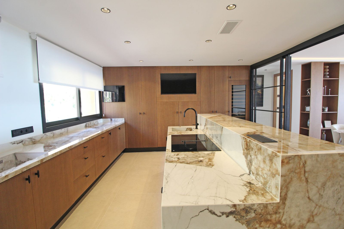 3 Bedroom Apartment for Sale in Nueva Andalucía — 4