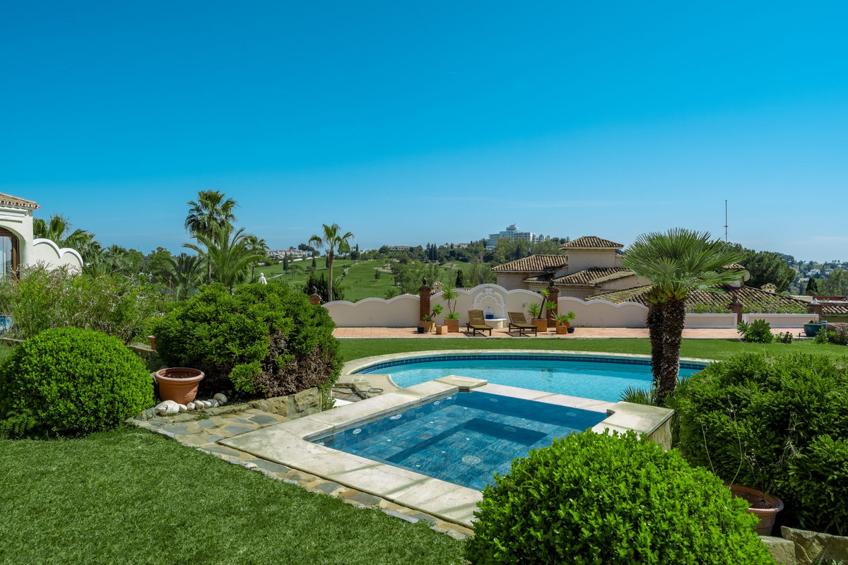 4 Bedroom Villa for Sale in Benahavís — 2